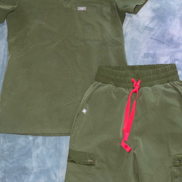 Figs scrub set *top and bottom included* - Picture 1 of 4